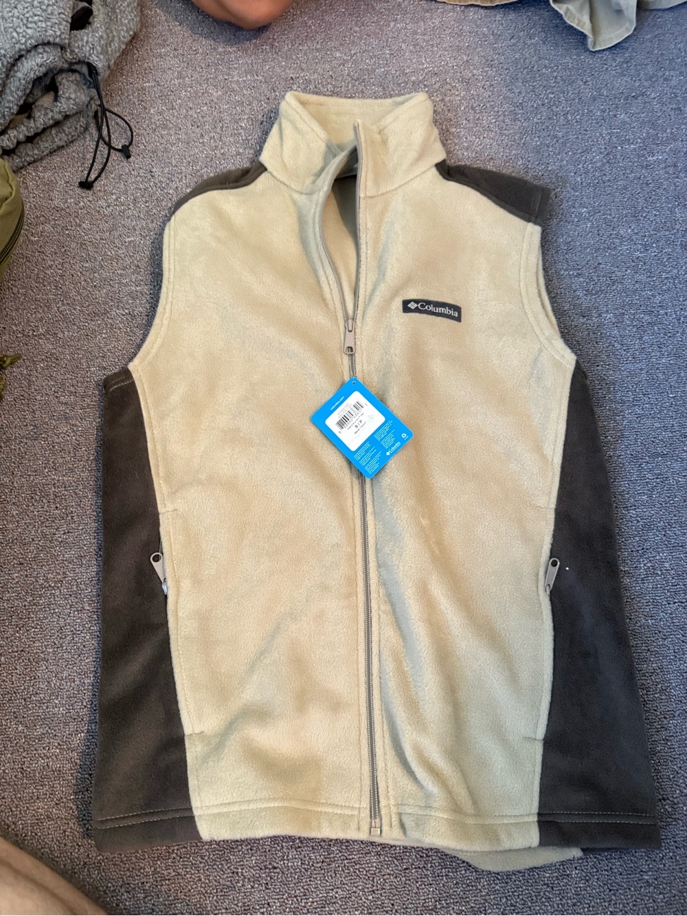Columbia men’s Two-Tone Fleece Vest in Cream and Brown